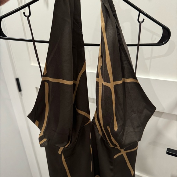 Great fitted crisscross top dress. - Picture 4 of 5